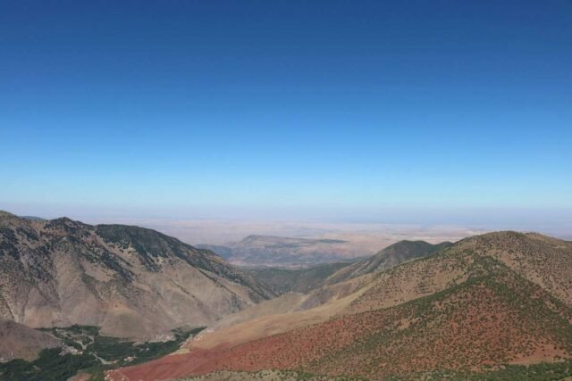 Sommets du Haut Atlas sous un ciel bleu