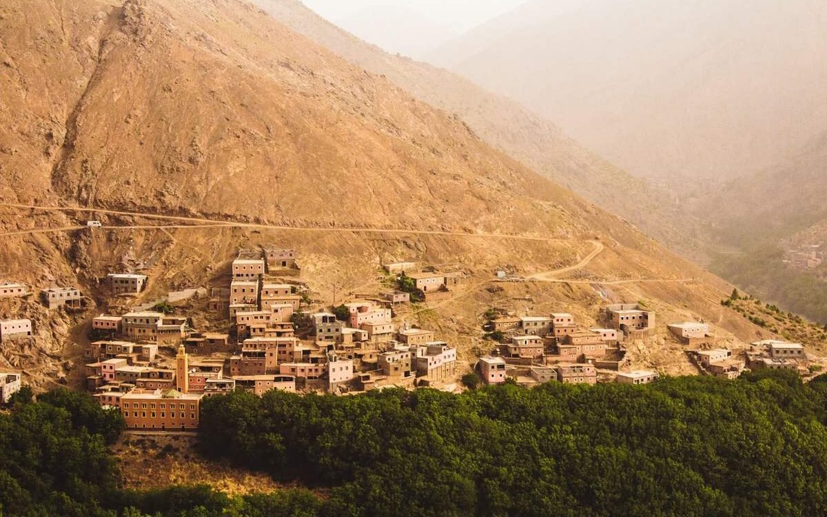 Vallée verdoyante et maisons en pisé dans l'Atlas