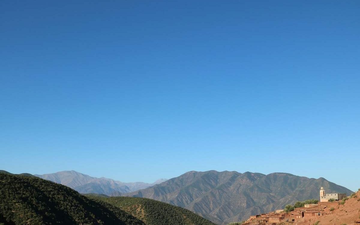 Village berbère entouré de montagnes, Haut Atlas