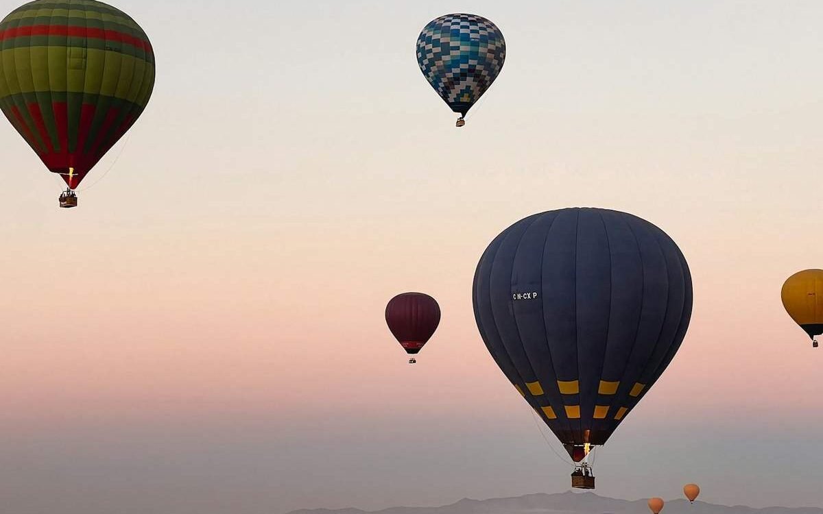 Montgolfières au lever du soleil près de Marrakech