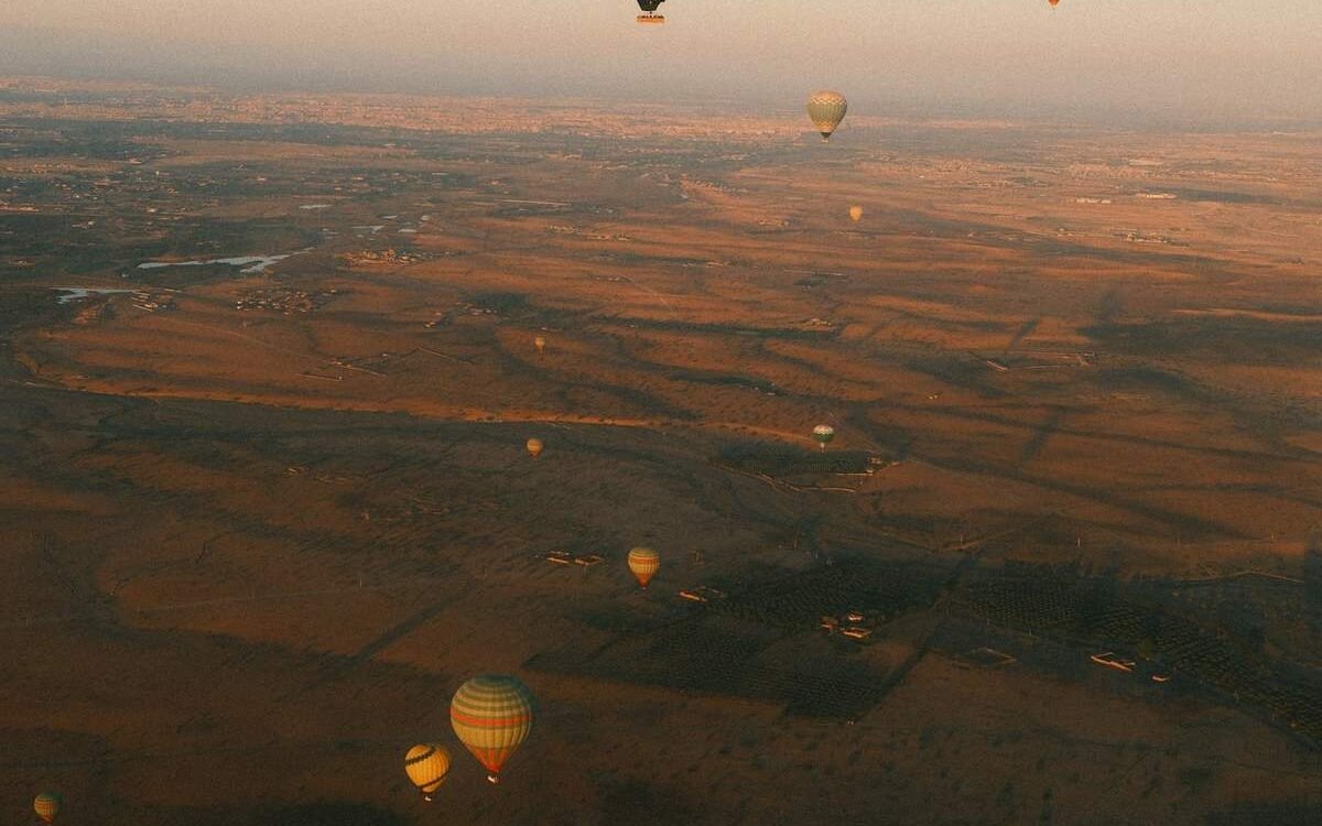 Montgolfières au-dessus de la campagne marocaine