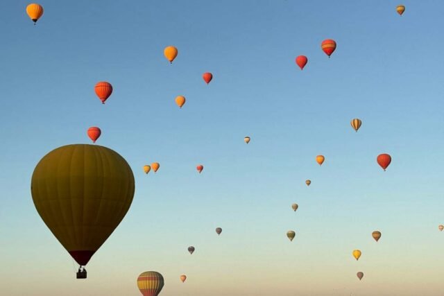 Envol de montgolfières dans le ciel du matin