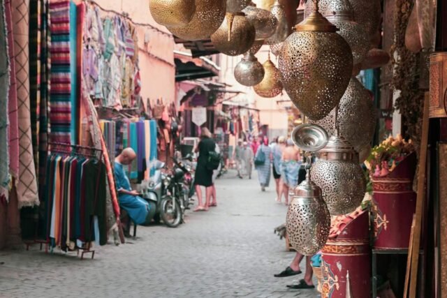 Artisanat marocain exposé dans une boutique