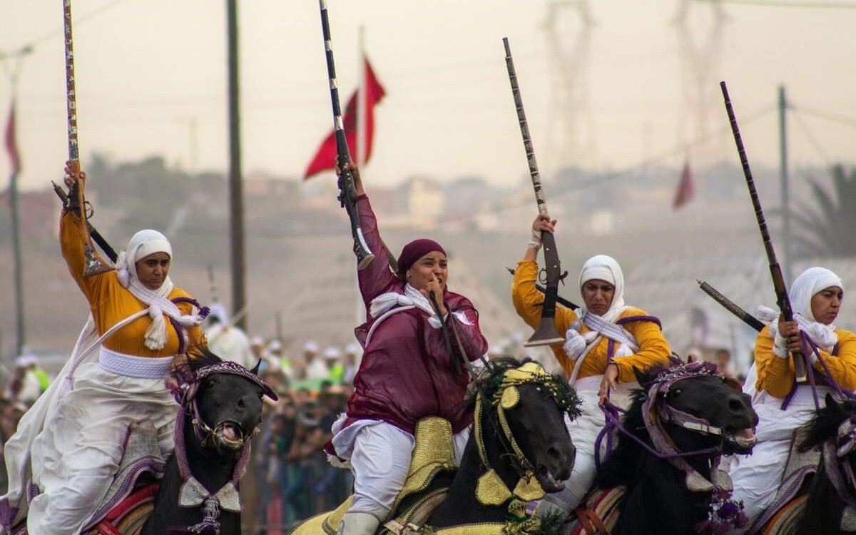 Cavaliers de fantasia en tenue traditionnelle
