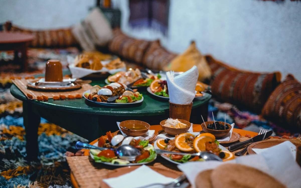 Table marocaine garnie de plats traditionnels