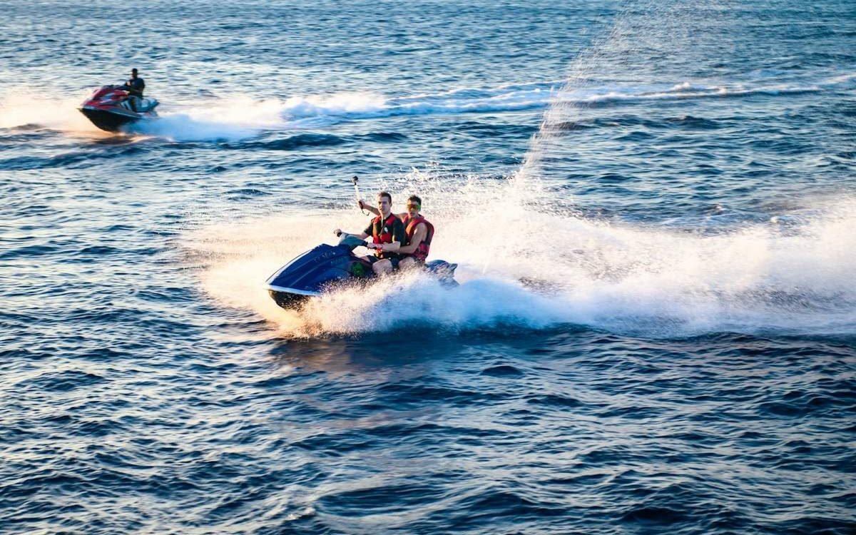 Jet-ski sur l'océan