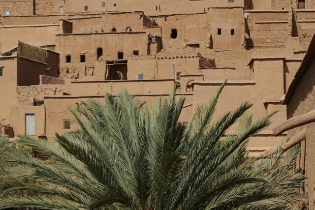 Kasbah de terre et palmiers dans le sud marocain