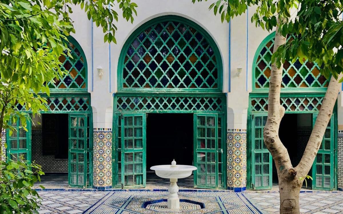 Architecture traditionnelle et palmier, Marrakech