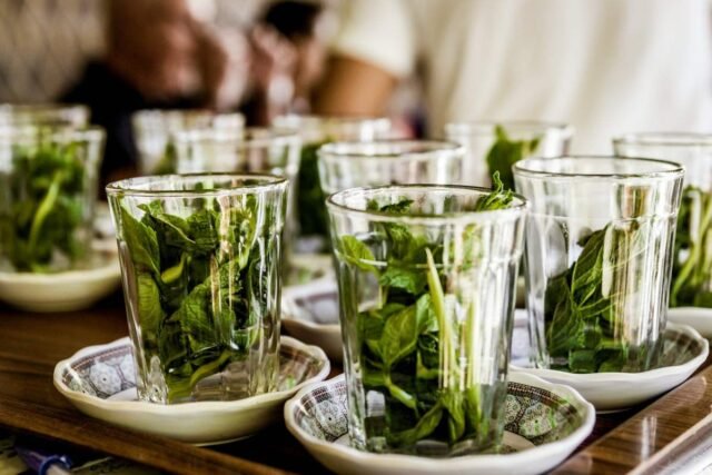 Thé à la menthe servi dans des verres