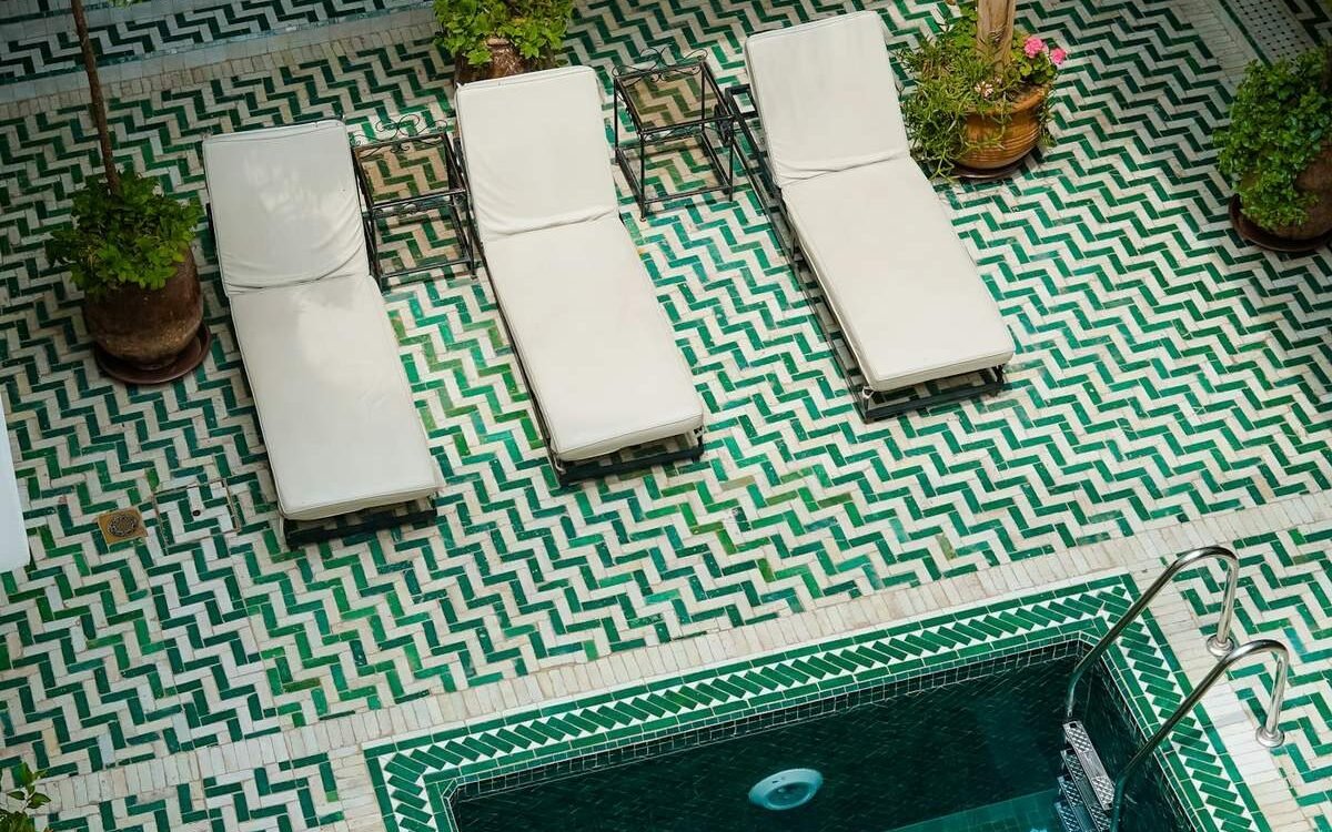 Piscine de riad et zellige vert