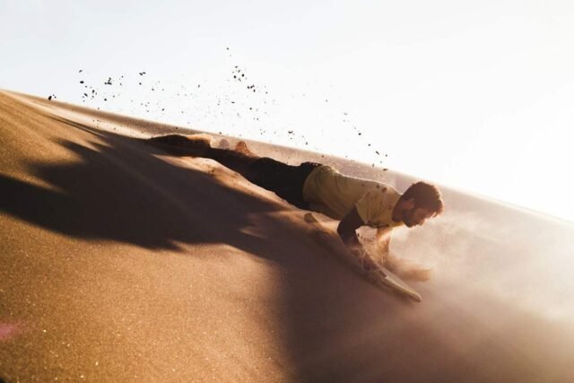Sandboard sur une dune