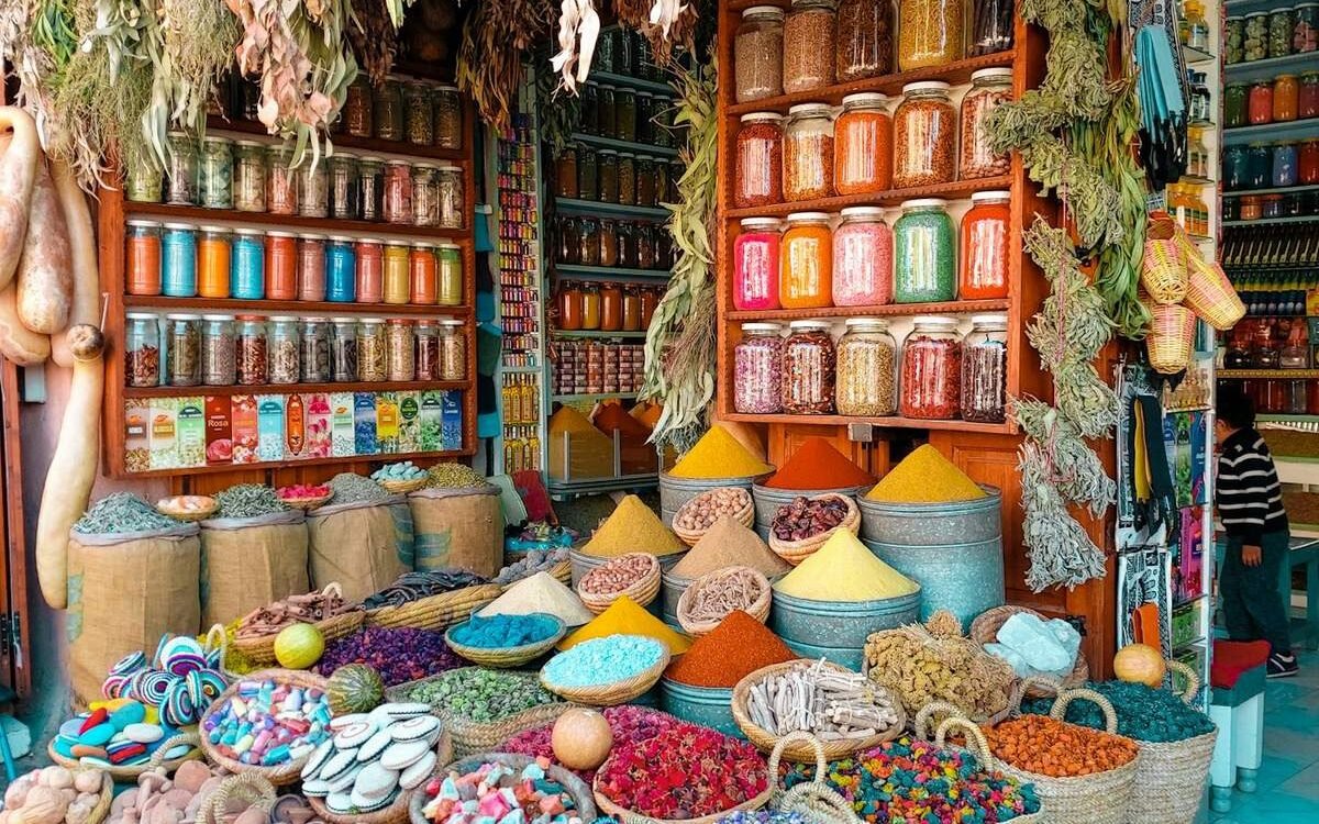 Épices colorées dans un souk de Marrakech