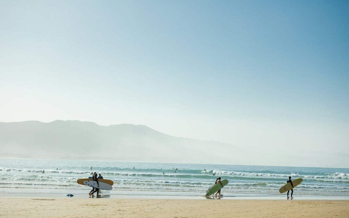 Surfeurs sur une plage de l'Atlantique