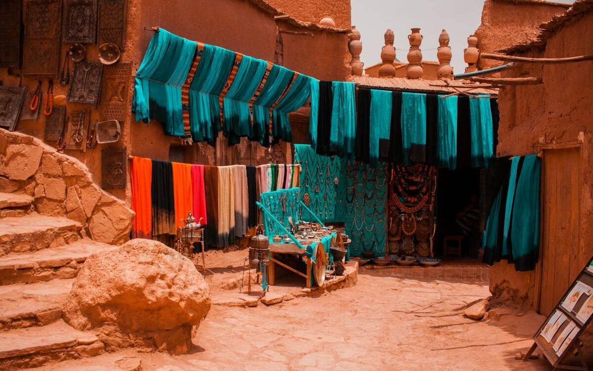 Textiles colorés dans un souk